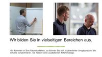 auf dem ersten der beiden Fotos: Marcel Köhler schreibt an eine Flipchart, das zweite zeigt Sven und Lars Köhler stehend währen eines Kurses.
